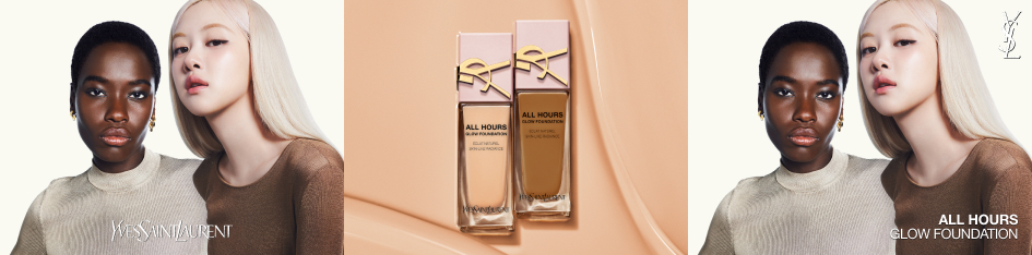 Produktbanner für Yves Saint Laurent All Hours Glow Foundation: Links und rechts zwei Frauen vor hellem Hintergrund, in der Mitte zwei Foundationflakons mit goldfarbenem YSL-Logo vor beigefarbenem Hintergrund, rechts der Schriftzug ‚All Hours Glow Foundation‘.