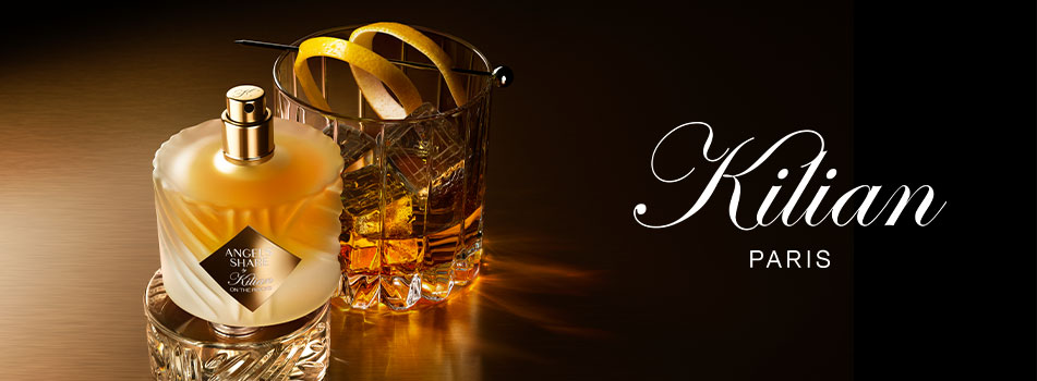 Werbebild des Parfums Angel’s Share by Kilian Paris. Die runde, gold-braune Flasche mit Kristalloptik steht neben einem Glas Whiskey mit Zitronenzeste. Rechts im Bild das Kilian Paris Logo in weißer Schrift auf dunklem Hintergrund.