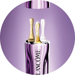 Zwei goldene und ein weißer Tropfen des Lancôme Rénergie C.R.x. Triple Serum Retinol aus einer edlen violetten Flasche.