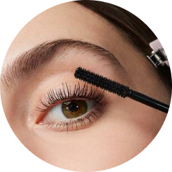 Frau trägt die Lancôme Lash Idôle Flutter Extension Mascara auf ihre langen, perfekt definierten Wimpern auf.